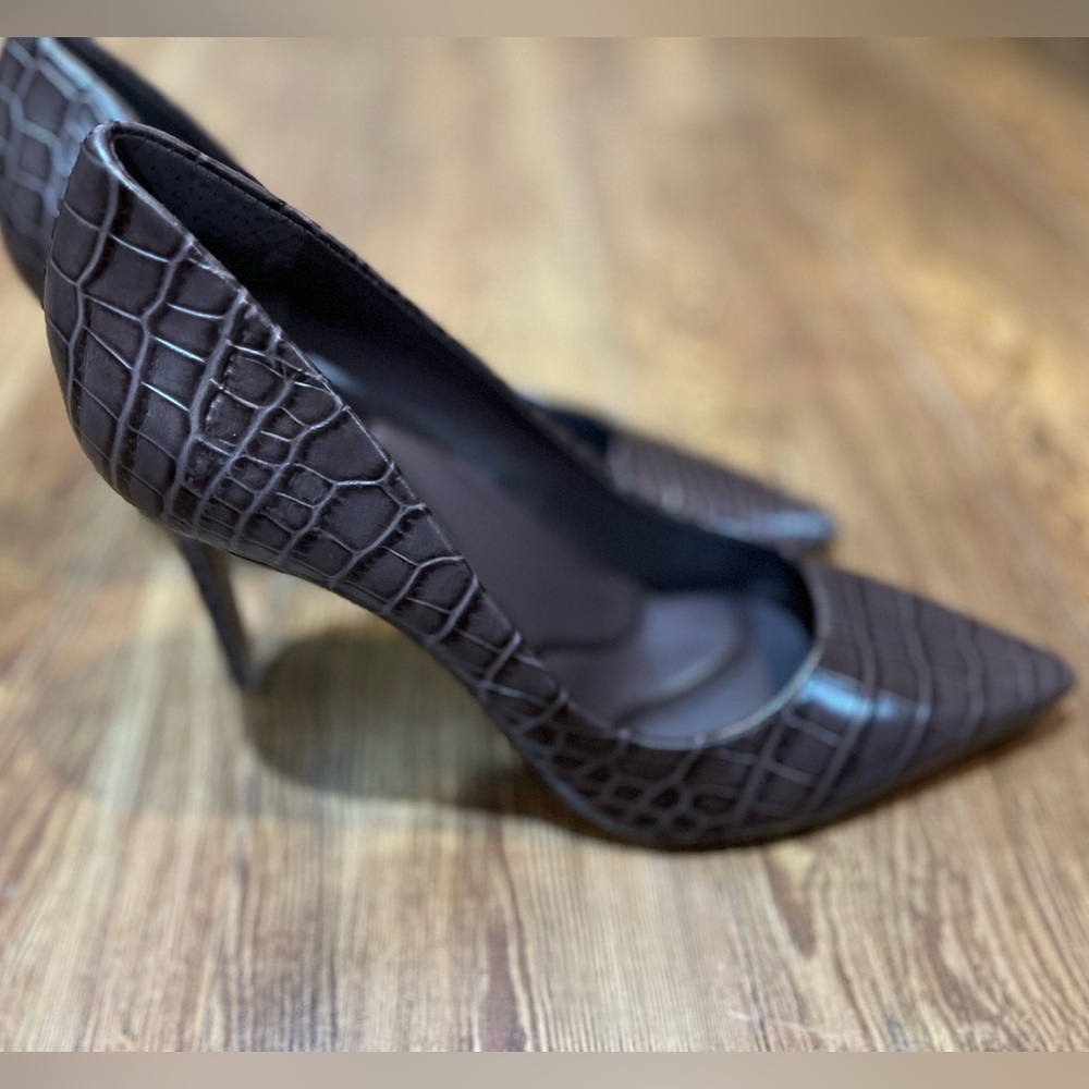 gianni bini crocodile embossed heel
NWOT